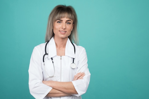 Sorridente giovane donna medico con uno stetoscopio