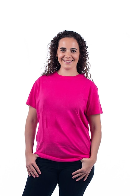 Sorridente giovane donna positiva con t-shirt rosa.