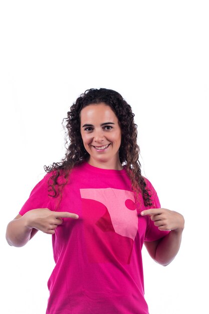 Sorridente giovane donna positiva con t-shirt rosa.