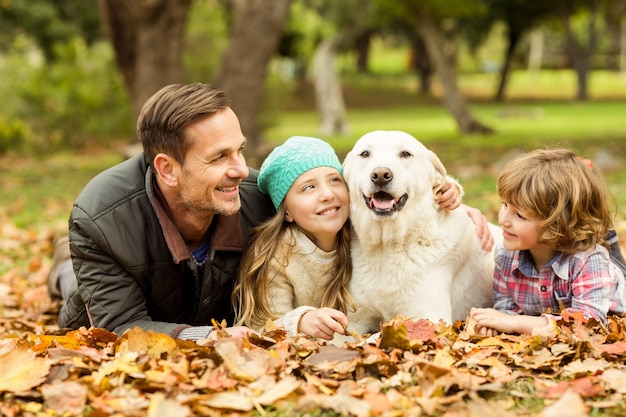 Sorridente giovane famiglia con cane