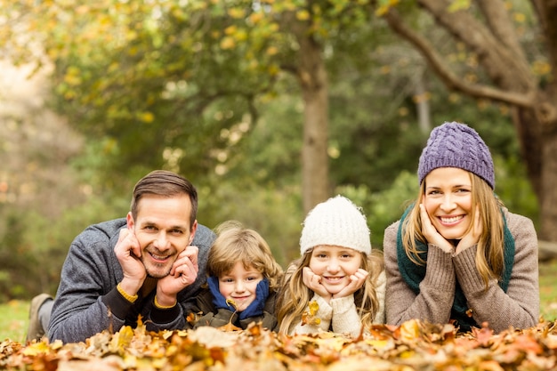 Sorridente giovane famiglia con le mani sulle guance