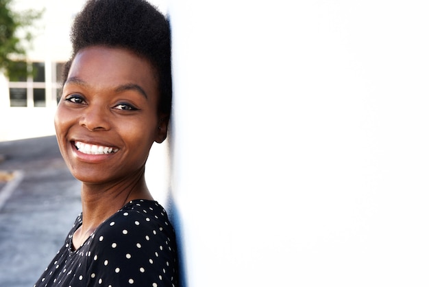 Sorridente giovane signora afroamericana