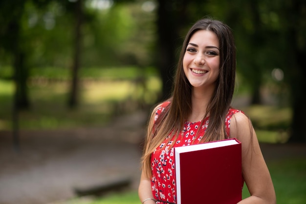 Sorridente giovane studentessa all'aperto