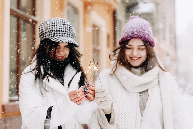 Sorridente giovani donne che indossano abiti invernali caldi in chat