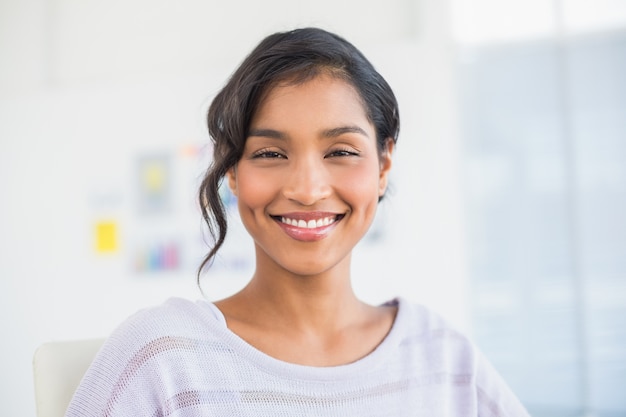 Sorridente imprenditrice al lavoro