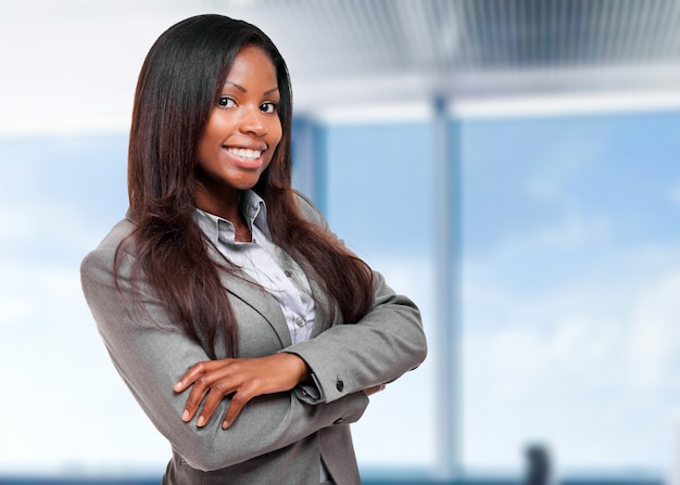 Sorridente imprenditrice nera nel suo ufficio