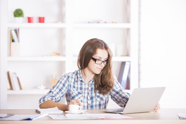 Sorridente imprenditrice utilizzando il computer portatile