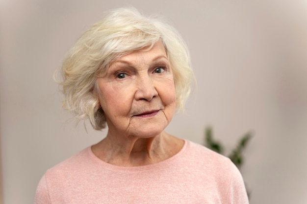 Sorridente nonna fiduciosa in posa a casa Anziana donna anziana guardando il ritratto della fotocamera Felice donna matura sorridente Concetto di persone di pensionamento