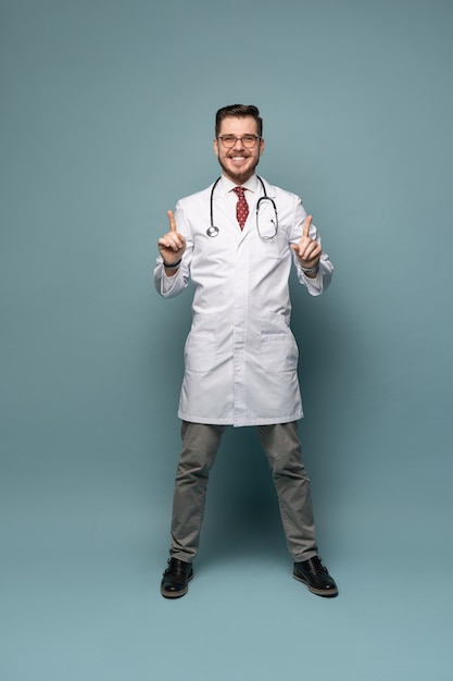 Sorridente operaio medico in camice bianco e cravatta