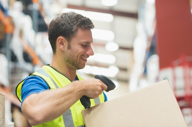 Sorridente pacchetto di scansione del lavoratore manuale