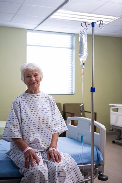 Sorridente paziente senior in ospedale