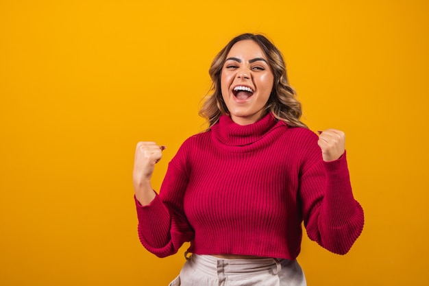 Sorridente plus size donna che celebra la vittoria. Sì!