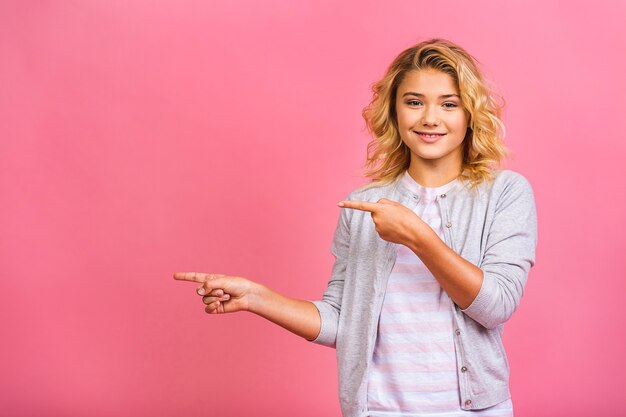 Sorridente ragazzino ragazza bambini ritratto in studio. Concetto di stile di vita dell'infanzia