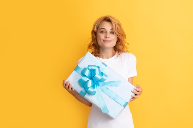 Sorridente signora rossa con confezione regalo festa della mamma