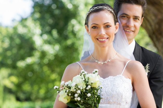 Sorridente sposa e lo sposo in giardino