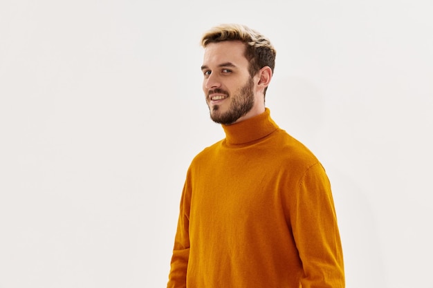 Sorridente uomo autunno stile abbigliamento moda sfondo isolato