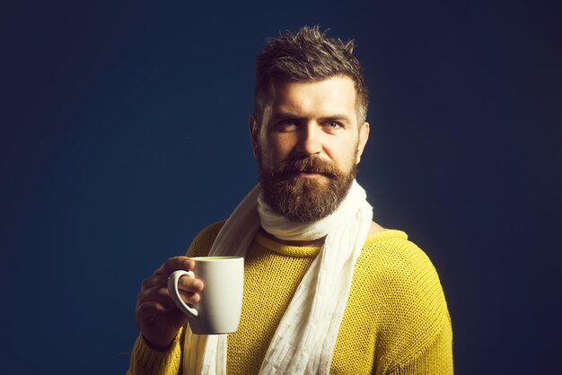 Sorridente uomo hipster con una tazza di caffè espresso fresco mattina concetto bell'uomo barbuto con