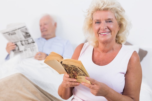 Sorridente vecchio libro e giornale di lettura delle coppie