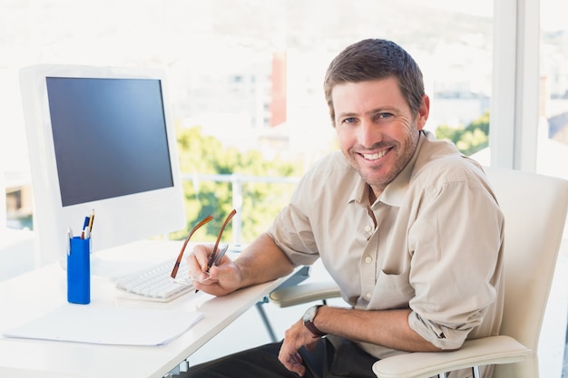 Sorridenti casual uomo d&#39;affari al suo banco