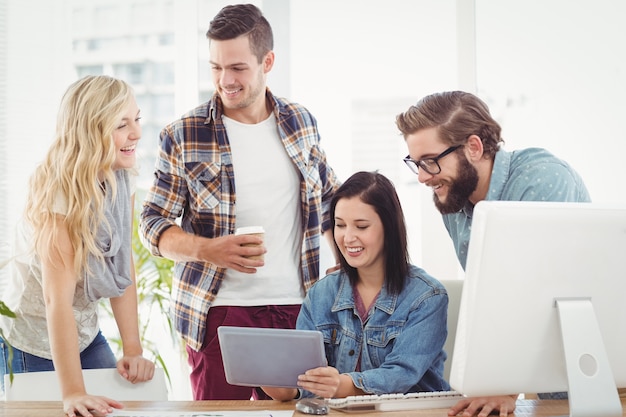 Sorridenti professionisti che utilizzano la tavoletta digitale