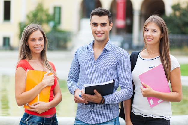 Sorridere all'aperto degli studenti felici con confidenza