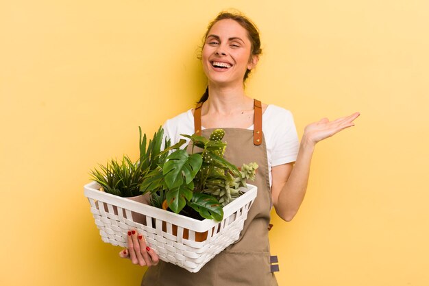 Sorridere allegramente sentirsi felice e mostrare un concetto