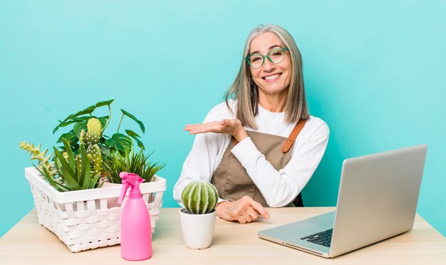 Sorridere allegramente sentirsi felice e mostrare un concetto