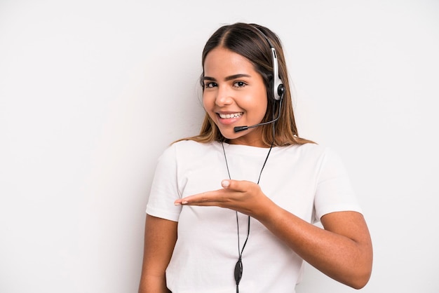 Sorridere allegramente sentirsi felice e mostrare un concetto