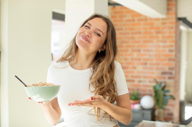 Sorridere allegramente sentirsi felice e mostrare un concetto