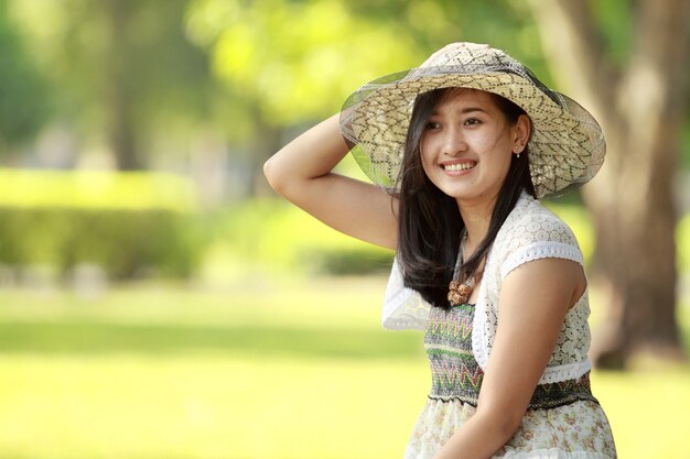 Sorridere asiatico della giovane donna