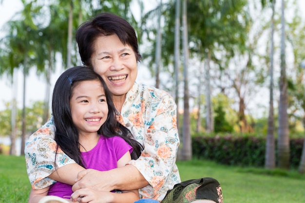 Sorridere asiatico felice del nipote e della nonna