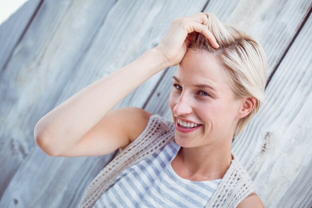 Sorridere biondo grazioso della donna