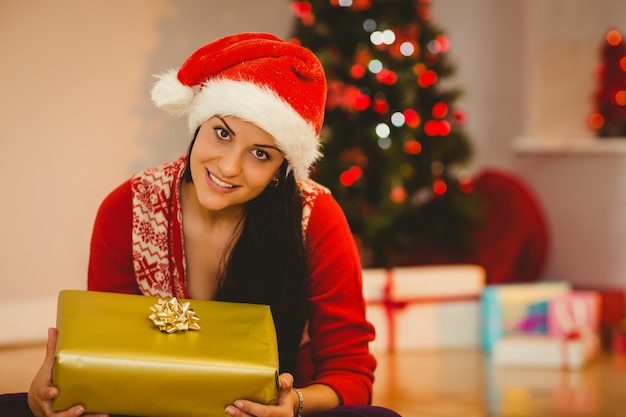 Sorridere castana festivo alla macchina fotografica