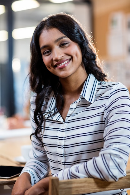 Sorridere casuale della donna di affari