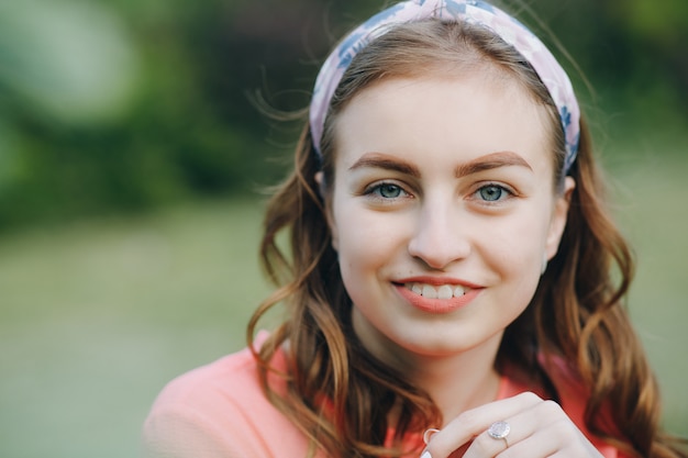 Sorridere del parco di estate dei capelli di scarsità dei primi piani della giovane bella ragazza del fronte