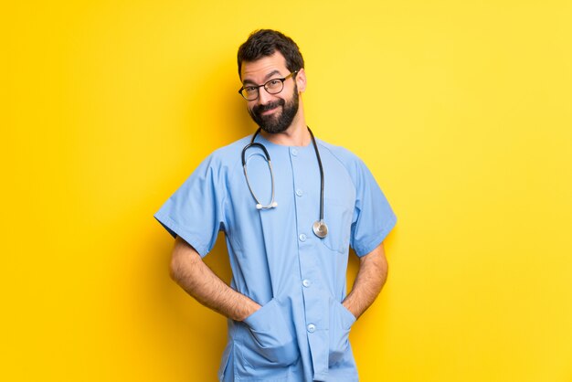 Sorridere dell&#39;uomo del medico del chirurgo