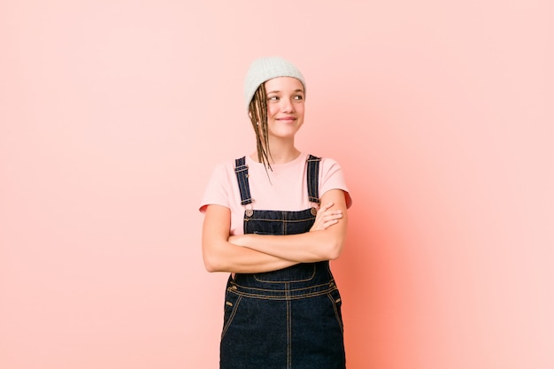 Sorridere della donna dell'adolescente di Hispter sicuro con le braccia attraversate.