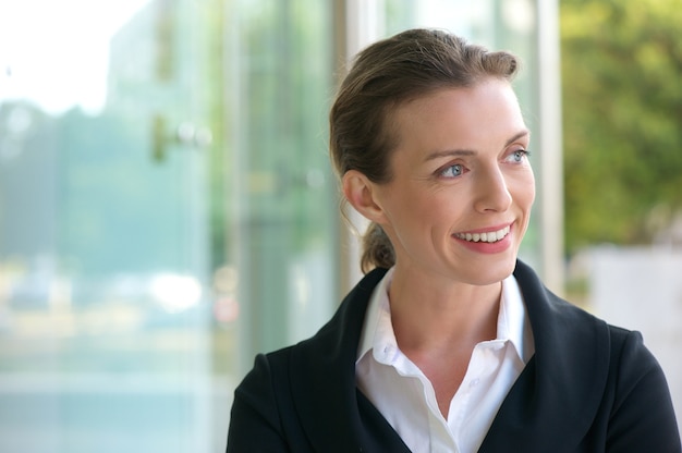 Sorridere della donna di affari di carriera