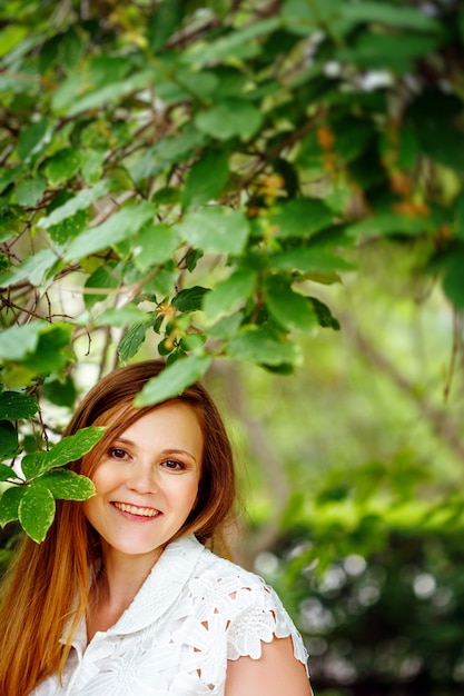 Sorridere della donna di bei capelli rossi