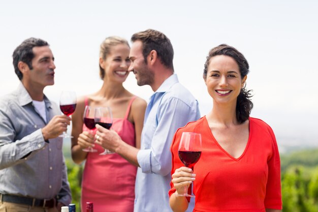 Sorridere di vetro di vino della holding della donna