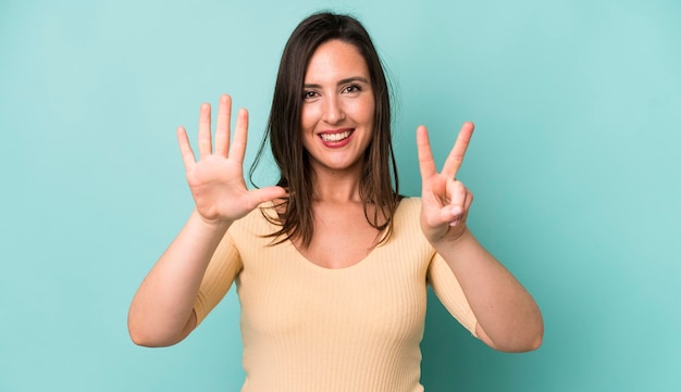 Sorridere e sembrare amichevole mostrando il numero sette o settimo con il conto alla rovescia in avanti della mano