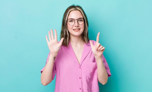 Sorridere e sembrare amichevole mostrando il numero sette o settimo con il conto alla rovescia in avanti della mano