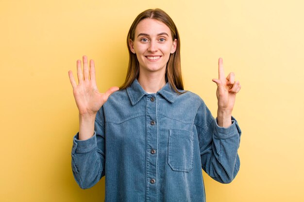 Sorridere e sembrare amichevole mostrando il numero sette o settimo con il conto alla rovescia in avanti della mano