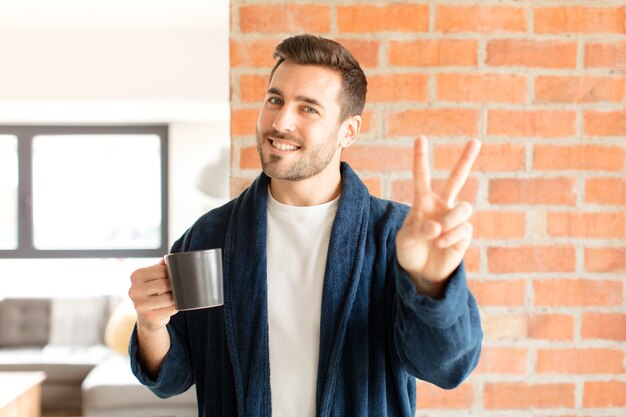 sorridere e sembrare felice, spensierato e positivo, gesticolando vittoria o pace con una mano