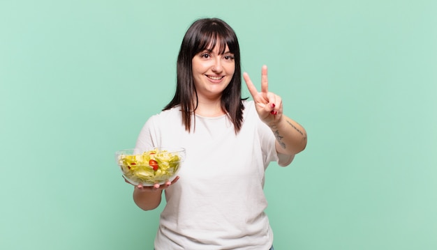 sorridere e sembrare felice, spensierato e positivo, gesticolando vittoria o pace con una mano