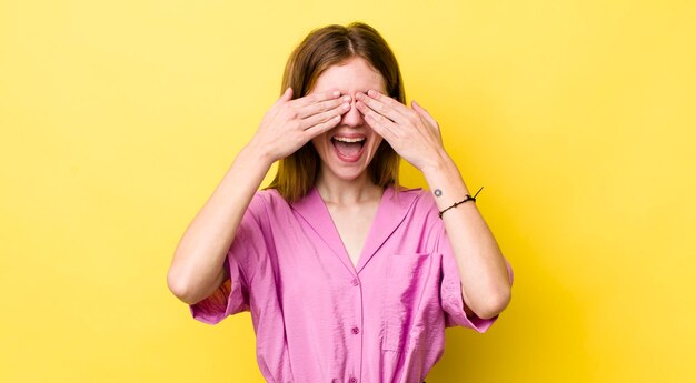 Sorridere e sentirsi felici coprendo gli occhi con entrambe le mani e aspettando un'incredibile sorpresa