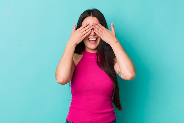 Sorridere e sentirsi felici coprendo gli occhi con entrambe le mani e aspettando un'incredibile sorpresa