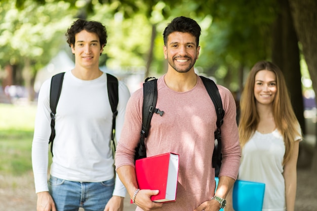 Sorridere esterno degli studenti felici