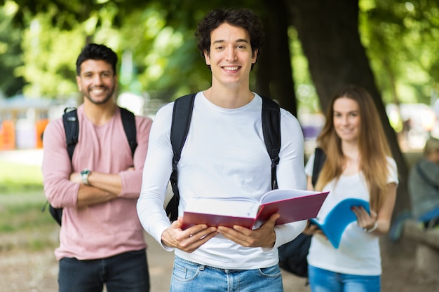 Sorridere esterno degli studenti felici