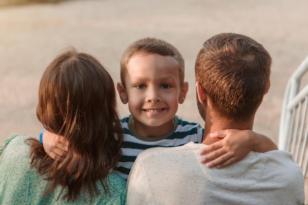 Sorridere felice della famiglia. Ritratto di uomini che si abbracciano. Il concetto di relazione in famiglia